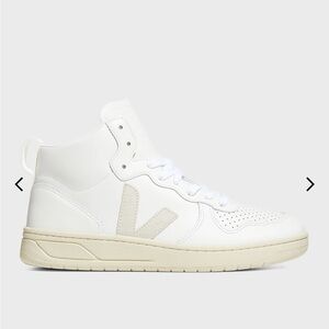 Veja Women’s V15 white/ natural sneakers size 7